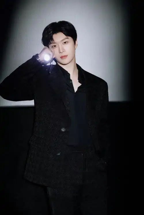 范丞丞all black造型鲨疯了!