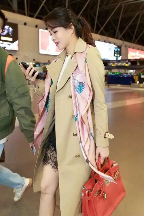 伊能静现身机场, 风衣搭白t美回29岁, 却被蕾丝裙暴露了真实年龄