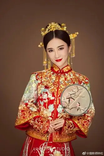 选择立领秀禾服是,除非你的脖子真的很美,否则最好选择低领版的,不然