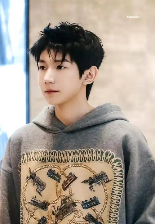 王源米兰看秀图#王源出席米兰时装周秀场图清爽蓝色牛仔外套少母行