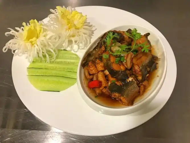 跟着经理去高档会所吃饭5个人6道菜一个人收费150元不算贵