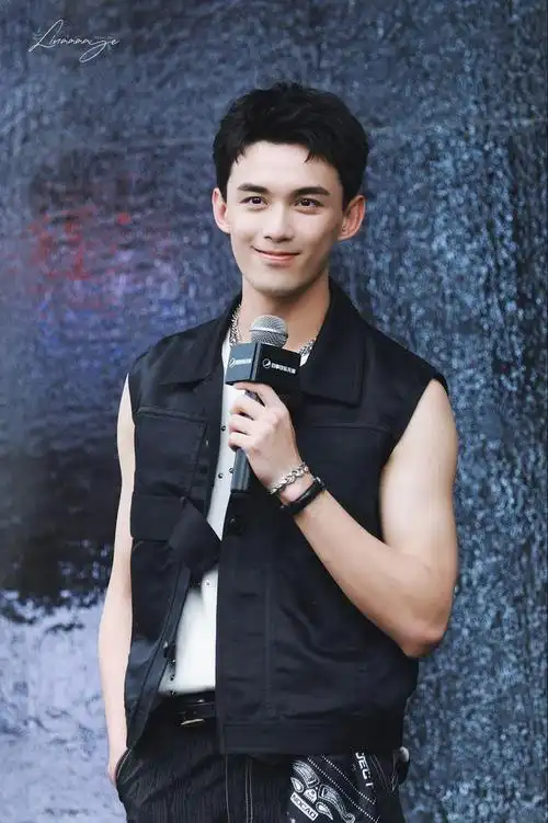 吴磊今日活动路透allblack造型生图状态也太好了吧