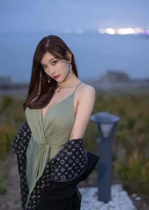 杨晨晨身材真挑不出毛病绿色吊带裙穿出立体感看脸还挺纯