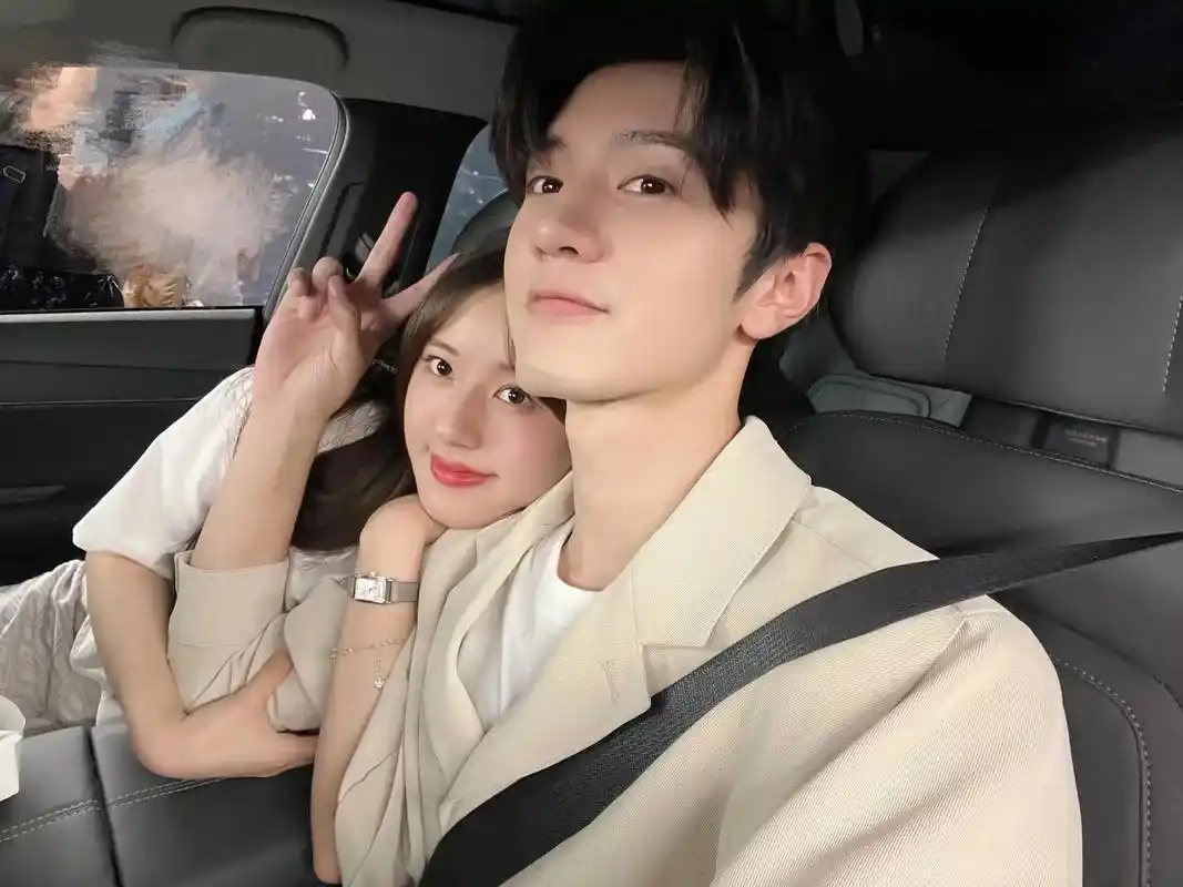 小情侣合照2.0来了987099.#陈哲远 #赵露思  - 抖音