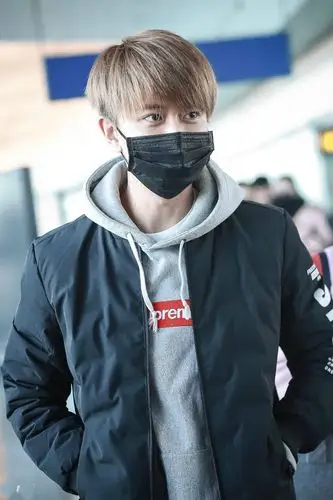 任嘉伦穿黑色外套内搭灰色连帽卫衣现身机场,戴着黑色口罩遮面