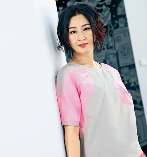 关咏荷55岁又怎样?穿白色外套配连衣裙,尽显中年女人的气质美感