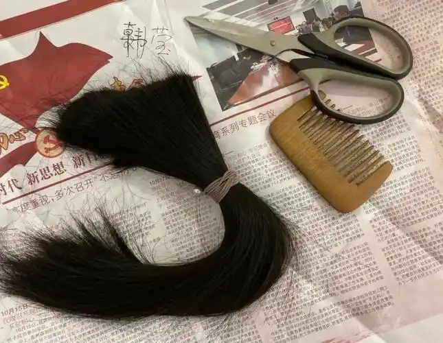 队员剪下头发留念