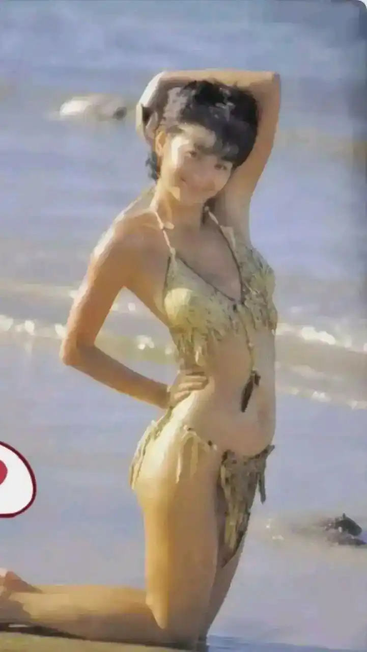 林青霞那一年22岁,年轻的她留下了这组青涩的泳装照!