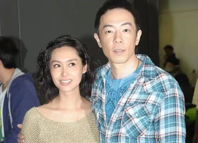 45岁朱茵与老公同行穿着大胆引争议网友这是什么衣服