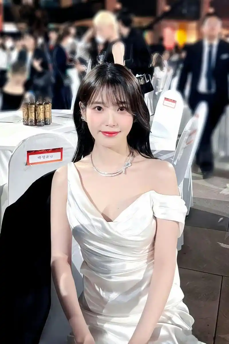 iu# 李知恩果然是胸怀大志的女人我承认我偷看了 可是她太诱人了啊