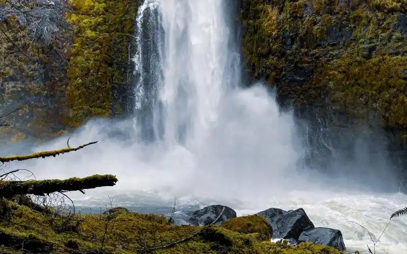 欣赏大自然中的优美瀑布风光美景