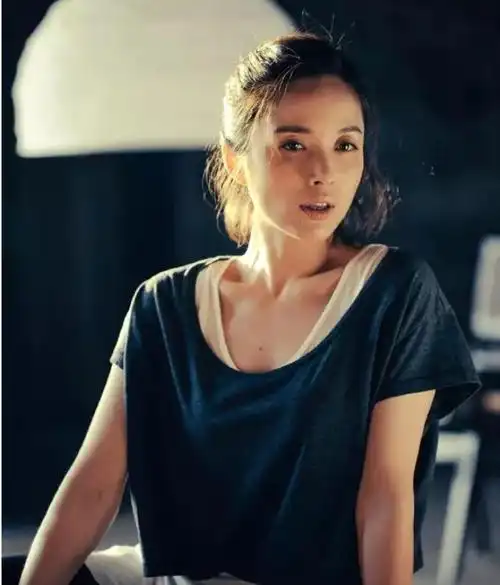 仅三年后,李佳 离婚低调复出,合作的第一个男演员就是 靳东,一个不温