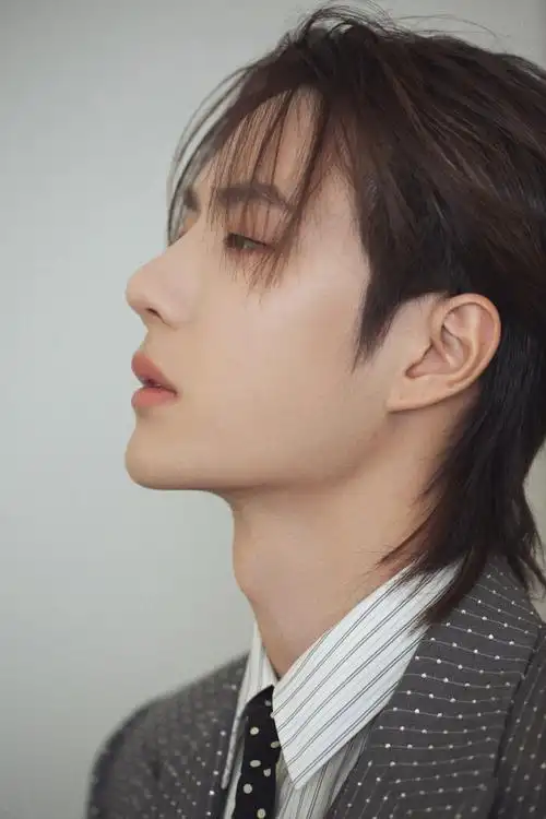 王一博 这个优越的侧脸喉结.想迷死sei!