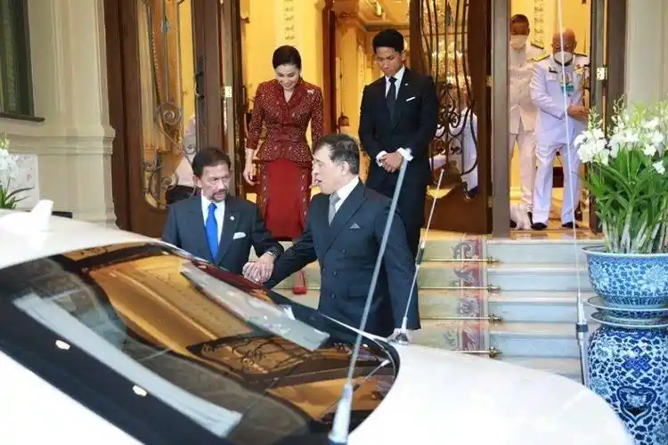 查看原图 384k虽然马丁经常陪伴他的父王到世界各地出访,但他并非是