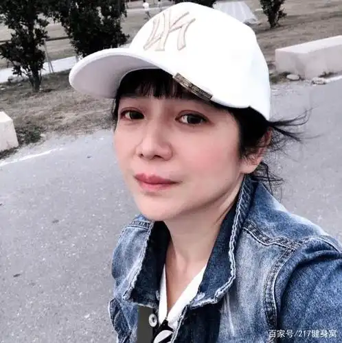 50岁张庭和51岁曾哲贞都被称为"冻龄女神",谁才是真"冻龄"?