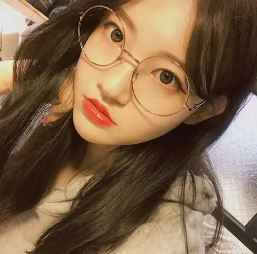 眼镜女生