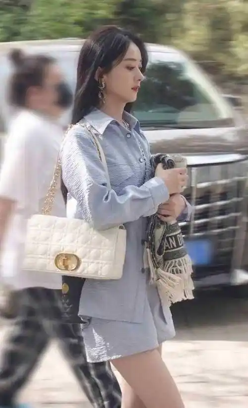 原创赵丽颖在路人镜头下太美了一套蓝色衬衫配学生袜嫩得像大学生
