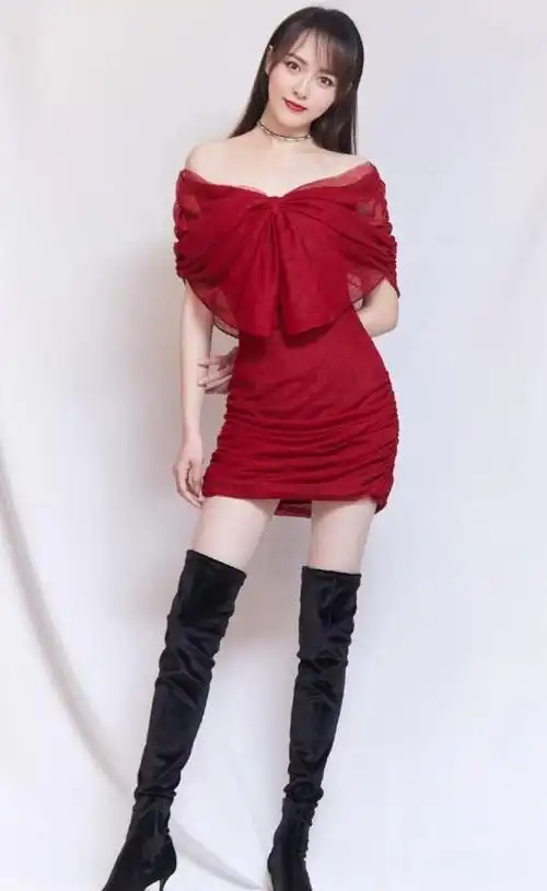 别以为用西装挡住就看不到,唐嫣瘦到拿鞋带当腰带?不信她胖了!