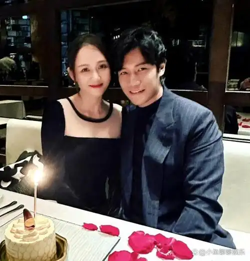 作为另一半的艾伦自然不忘给老婆庆生,艾伦首先在社交平台晒出了一张