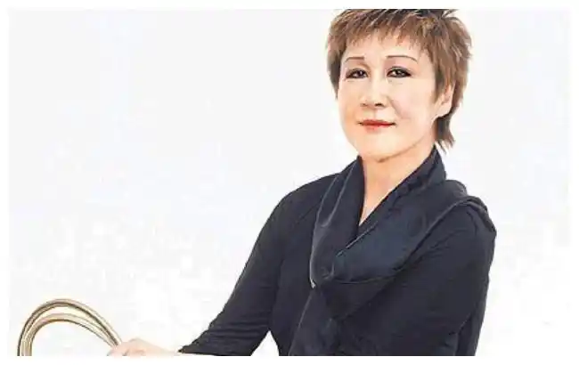 丁佩有着显赫的家庭背景,表演更是性感妩媚,为人毅力坚强!