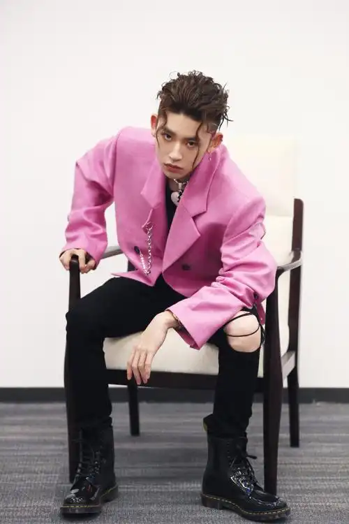 小鬼王琳凯[超话]##小鬼粉色鬓角##明星画报