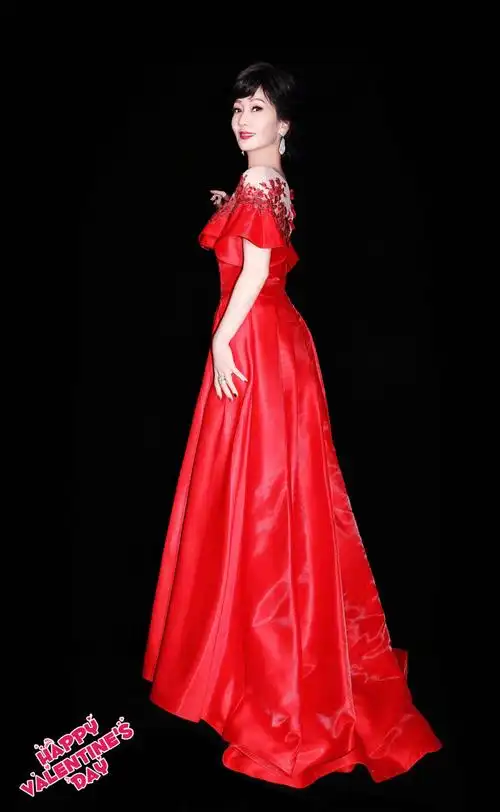 "照片中赵雅芝一袭红色长裙优雅迷人,由于恰逢情人节,粉丝们纷纷在