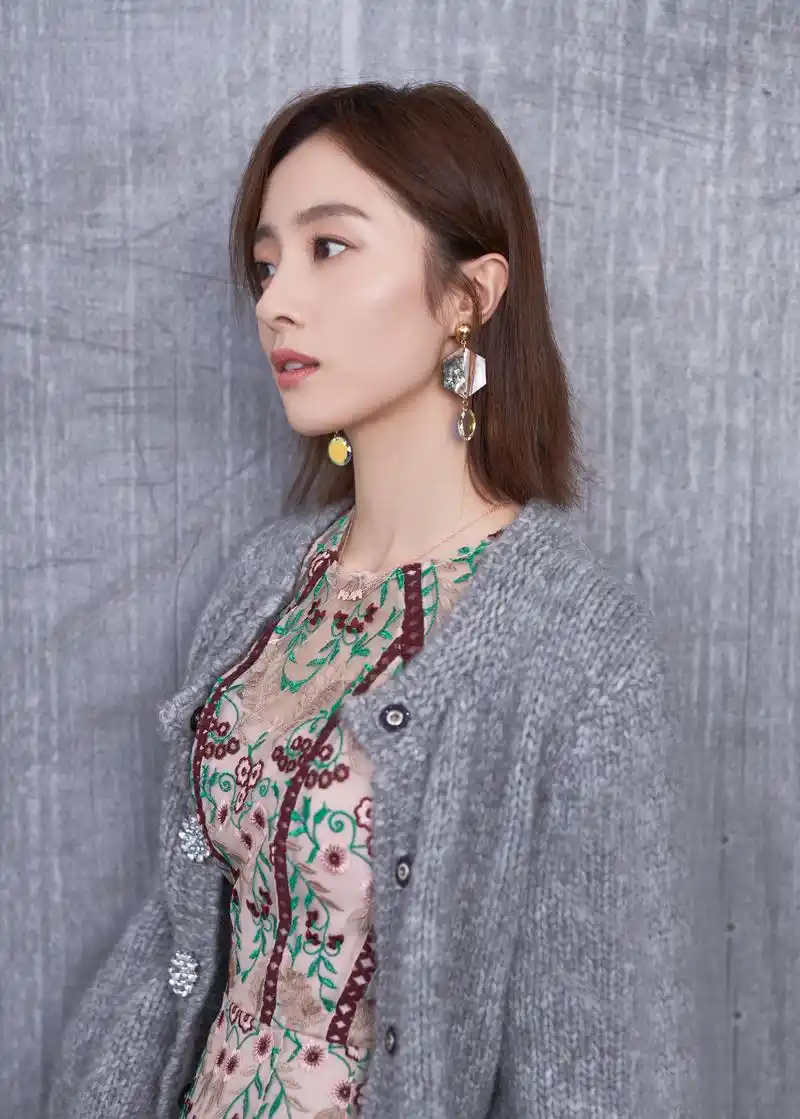 演员胡冰卿拍摄的杂志图