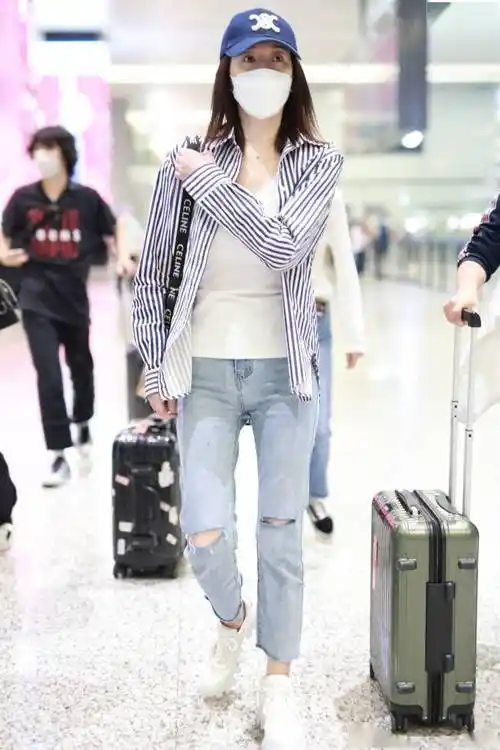 李小冉穿条纹衬衫现身虹桥机场 简约休闲造型超减龄_棒球帽_牛仔裤