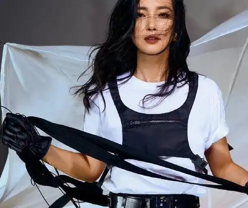 李冰冰戴上手套,将织带牵引在手,好似出征的战士,手执缰绳般,英姿飒爽