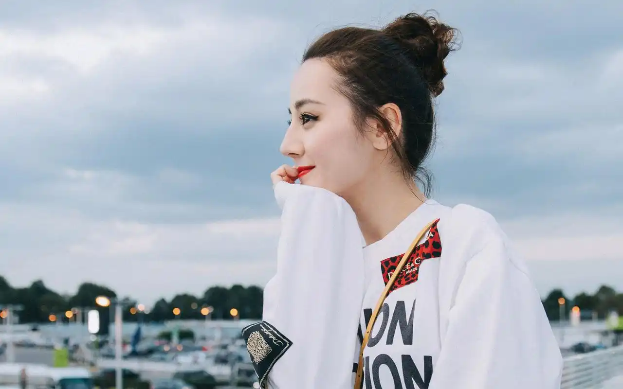 迪丽热巴休闲时尚性感图片桌面壁纸