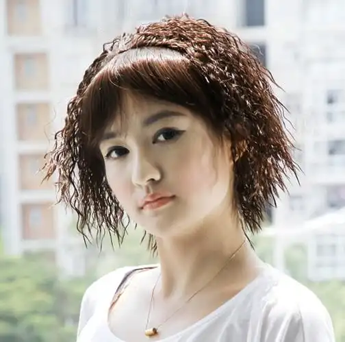 女生甜美短发玉米烫发型图片