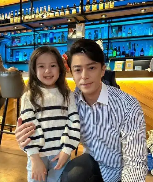 林心如一家去日本度假,小海豚穿泳衣在海边玩耍,霍建华一脸宠溺