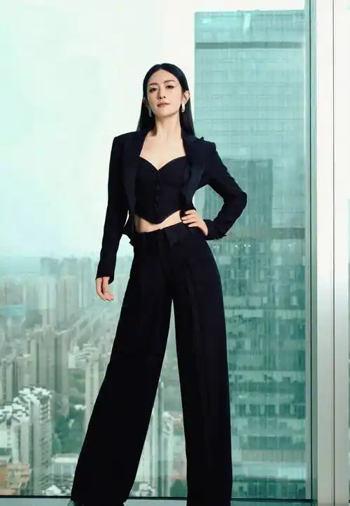 组图:谢娜黑长直造型清爽干练 穿黑西装小秀蛮腰身材好