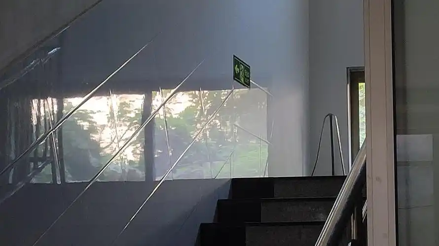 投影在墙上的窗户