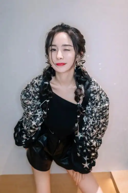 杨幂工作室更新杨幂最新拍摄花絮.