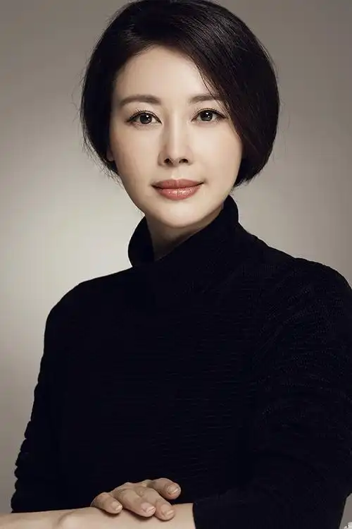 邓英写真端庄俏丽气质脱俗 尽展知性美