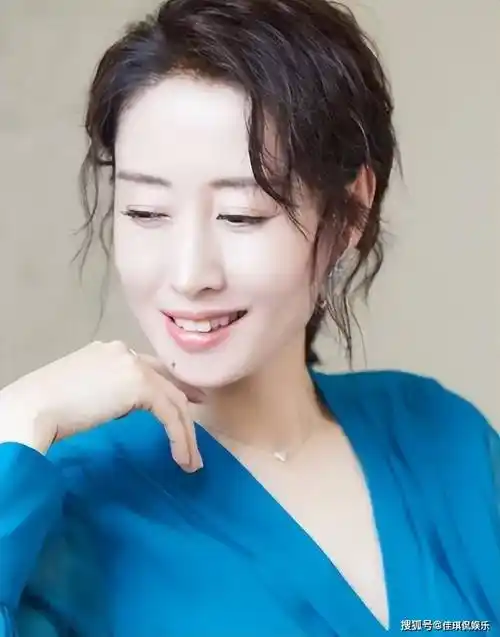 刘敏涛太酷了,穿素衣剃光头上节目,完全不在乎他人眼光_造型_母亲_女