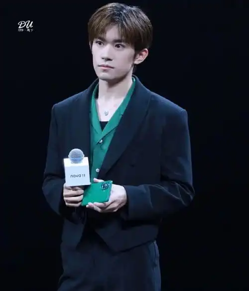 易烊千玺华为nova全球代言人