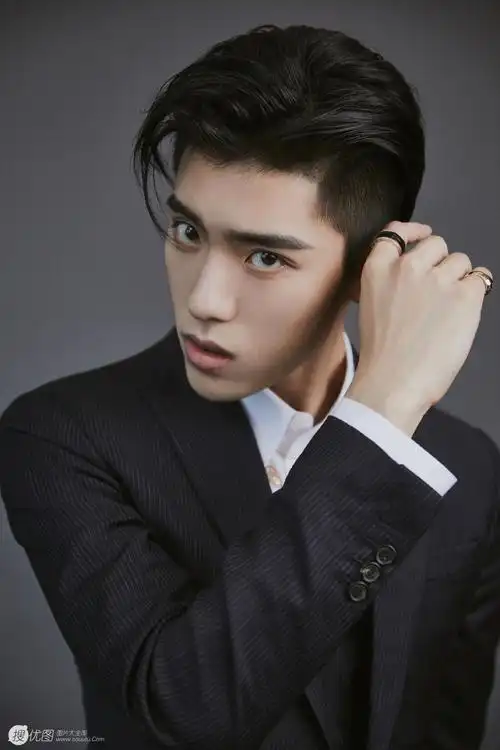 王子异,大陆明星,男演员,男歌手,帅气,型男,王子异复古绅士小细纹黑色