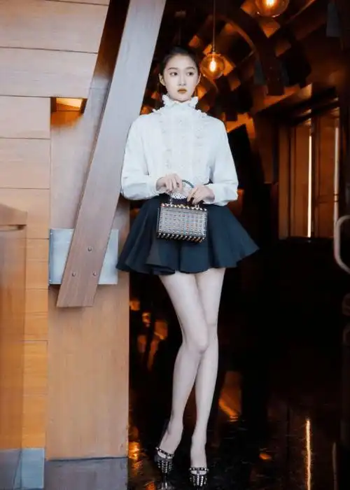 黑白look简直是穿搭小白的福音,轻松上手无烦恼,但像关晓彤这般,能够