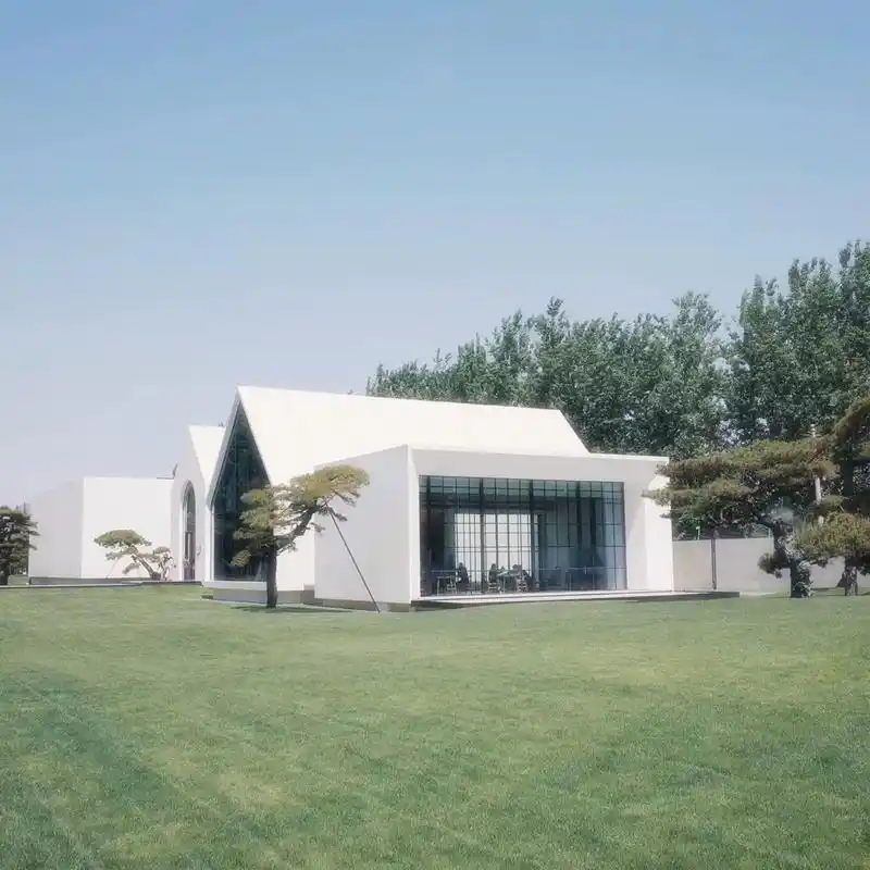 松·美术馆.之前去北京玩,去过松美术馆 建筑通体白色,馆内 - 抖音