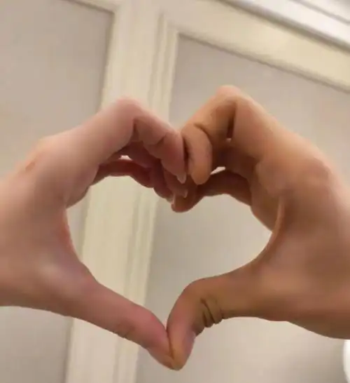 8月31日,著名歌手金莎将自己个男友的手比心照片发到了网上,还有许多