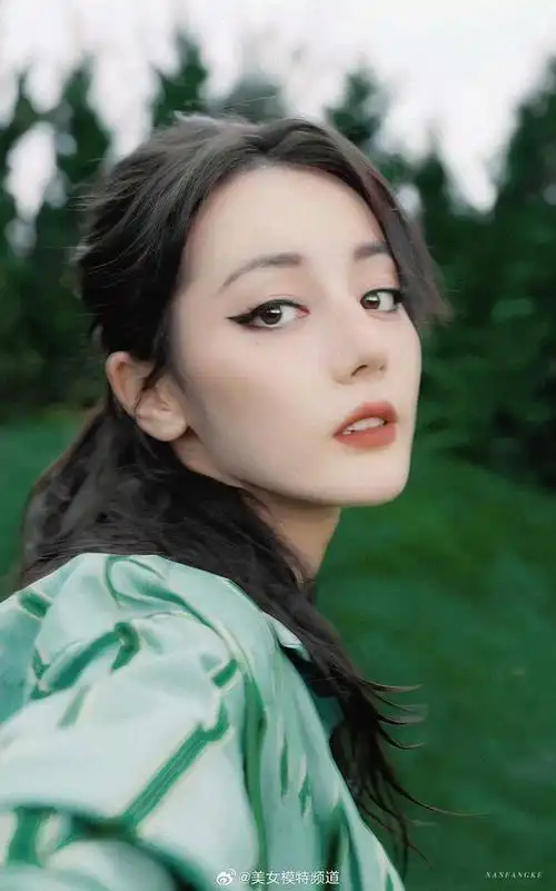 迪丽热巴绿衣烟熏妆可爱又妩媚