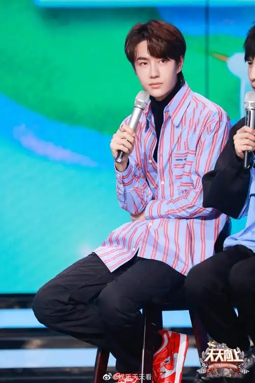 王一博天天向上剧照~把条纹衬衫穿出时尚感的酷盖一博