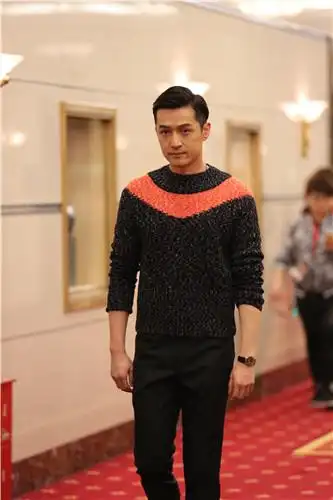 [视频]胡歌油光三七分发型扮酷 款款而行似t台走秀