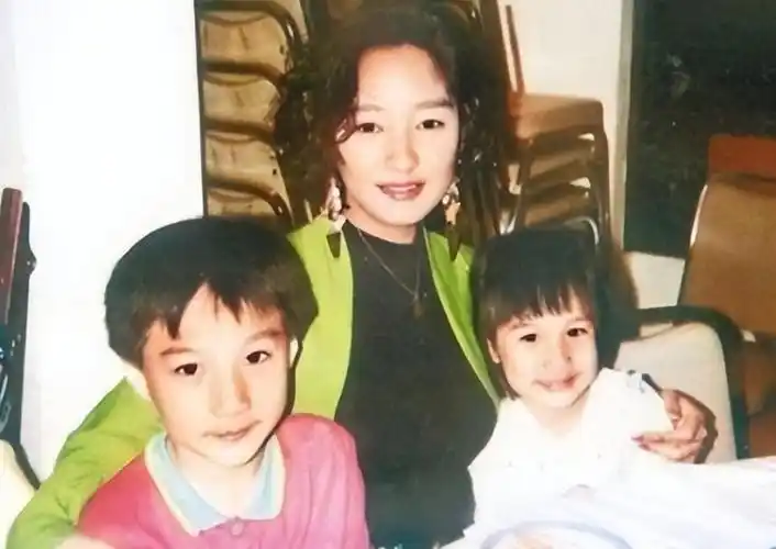 很快媒体上大肆的报道此事,雪梨清纯女孩的形象一夜尽毁,事业一落千丈