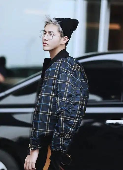 吴亦凡赴伦敦时装周 现身机场硬照帅炸天