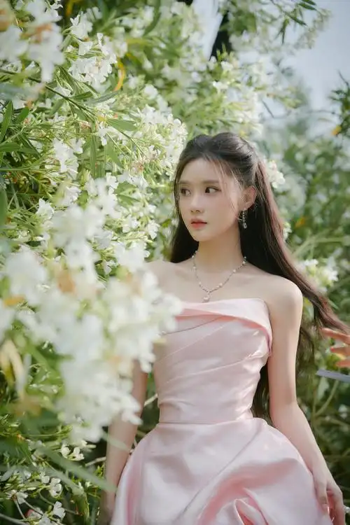 陈意涵estelle超话91#陈意涵芭莎造型#晨曦与烟霞相遇,碰撞出整个