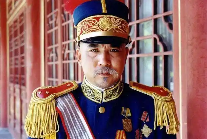 袁世凯称帝时,花40万打造龙椅,当专家打开夹层时,让人哭笑不得