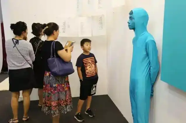 青年艺术100上的行为艺术盘点你荒诞无比也可深刻至极张小玉